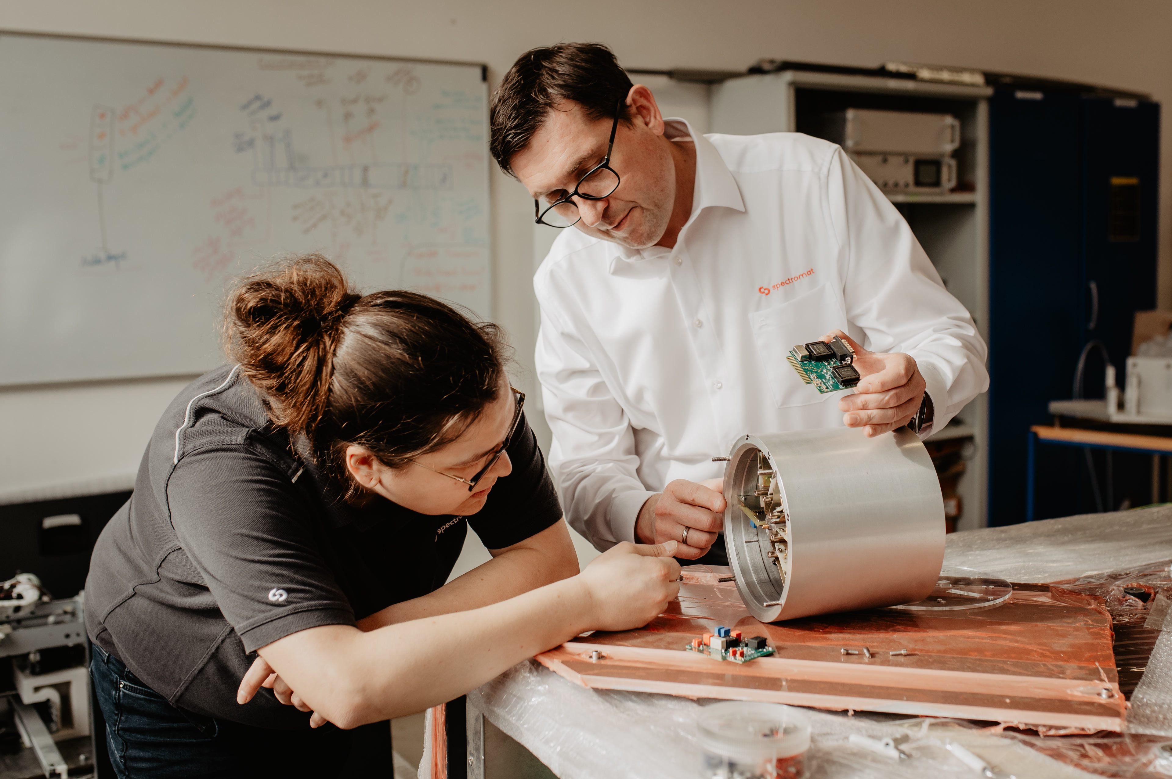 Spectromat‑Engineers an einer Massenspektrometer‑Baugruppe